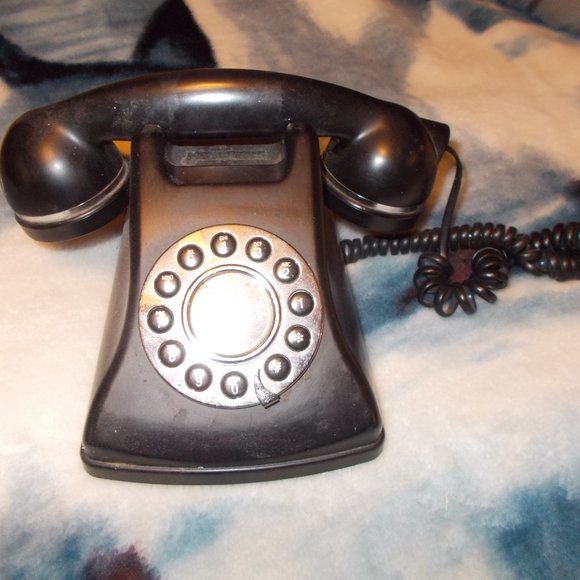 Vintage rotary black phone, still works! Yes the dial turns. - Picture 2 of 6